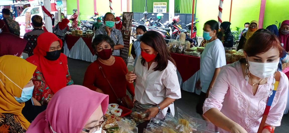 Ibu Walikot beramah tamah dengan Peserta UMKM